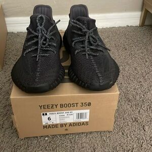 Adidas Yeezy Boost 350 V2 Black Sneaker